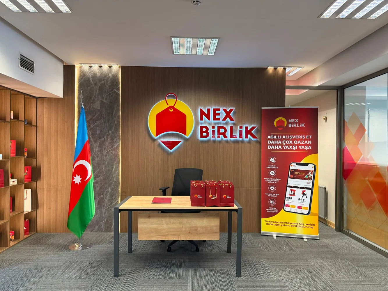 NexBirlik Bakı ofisinin giriş məkanı və şirkət nişanı